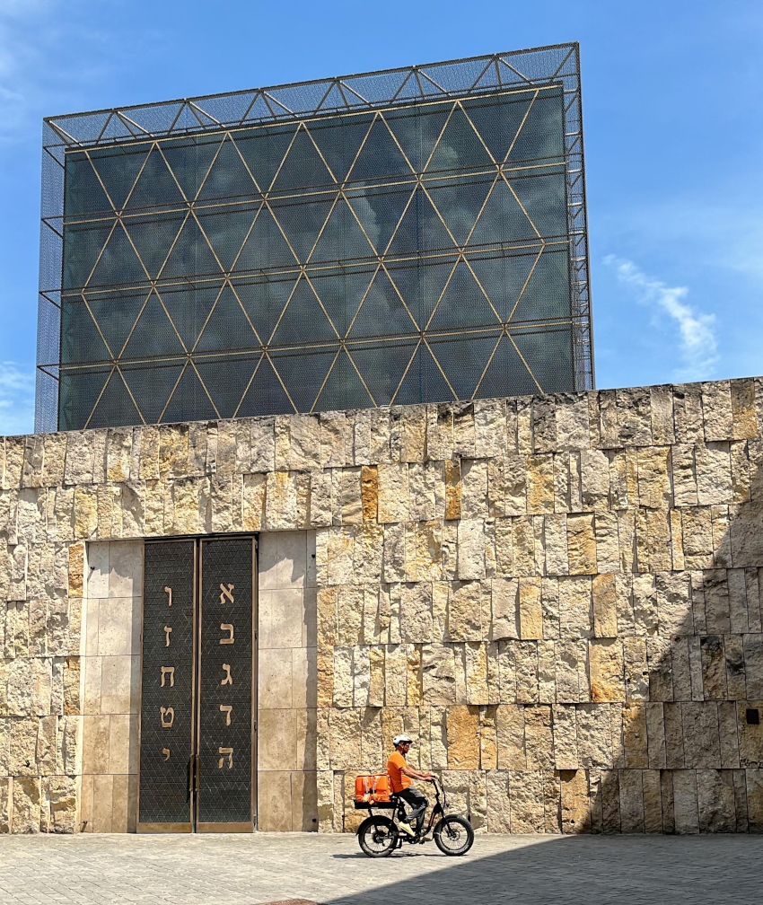 moderne synagoge in münchen mit lieferfahrer auf einem kleinen fahrrrad